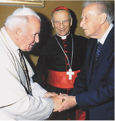 Giovanni Paolo II con Mario Luzi e il cardinale Silvano Piovanelli durante l’udienza privata concessa al poeta il 20 maggio 1999 